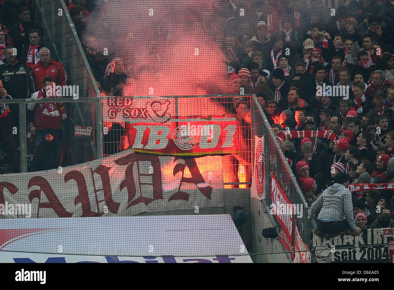 FC Bayern München fans brennen, die römische während der Bundesliga-Spiel Borussia Moenchengladbach gegen Bayern München im Borussia-Park in Mönchengladbach, 20. Januar 2012 Lichter. Foto: Revierfoto Stockfoto