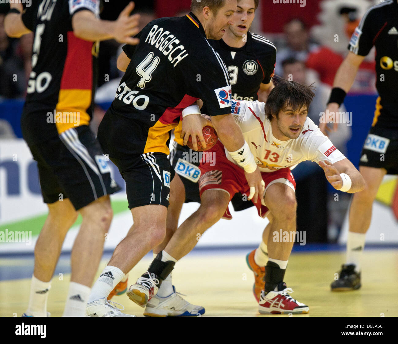 Dänemarks Bo Spellerberg (R-L) ist Deutschlands Uwe Gensheimer angegriffen, Oliver Roggisch und Dominik Klein während der Handball Europäische Meisterschaft Gruppe 1 match zwischen Deutschland und Dänemark in Belgrad, 23. Januar 2012. Foto: JENS WOLF Stockfoto