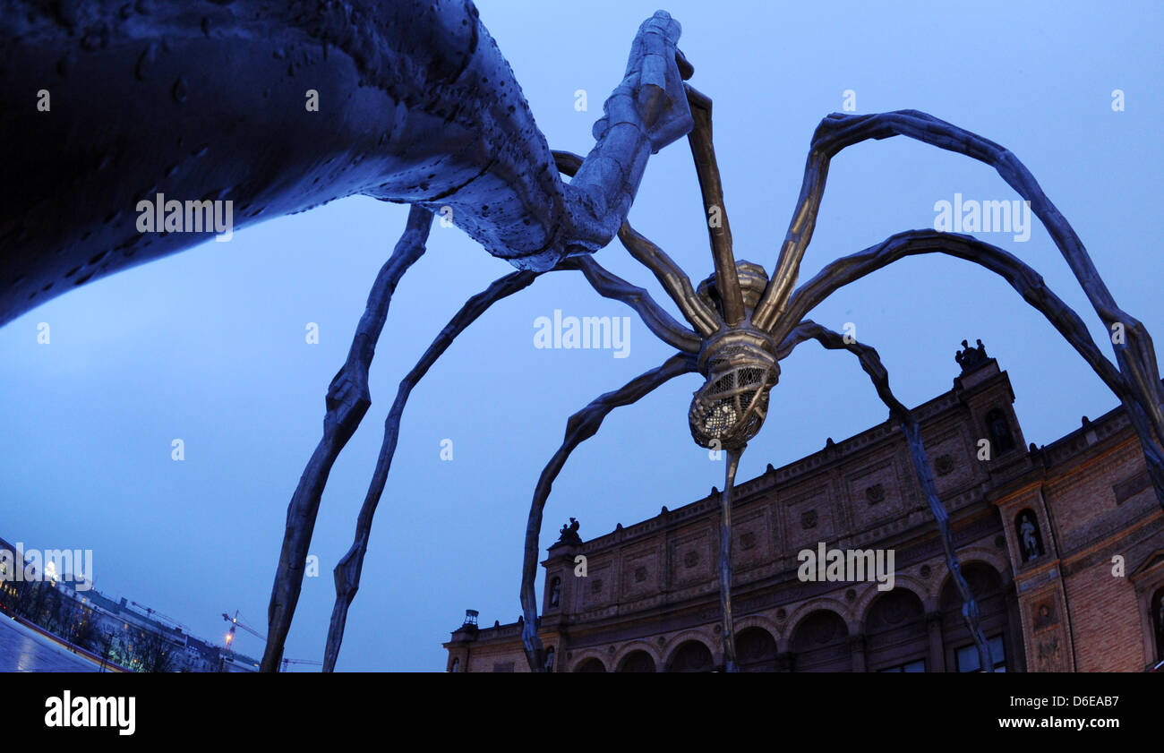 Die Spinne Skulptur mit dem Titel "Maman" von dem verstorbenen französischen Künstler und Bildhauer Louise Bourgeois steht auf dem Display vor der Hamburger Kunsthalle, Ausstellung Kulturzentrum in Hamburg, Deutschland, 24. Januar 2012.  Die 9 Meter hohe Skulptur ähnelt ein Overzised Spider und besteht aus Bronze, Stahl und Marmor und ist Teil einer Ausstellung Bourgeois 100. Geburtstag. Th Stockfoto