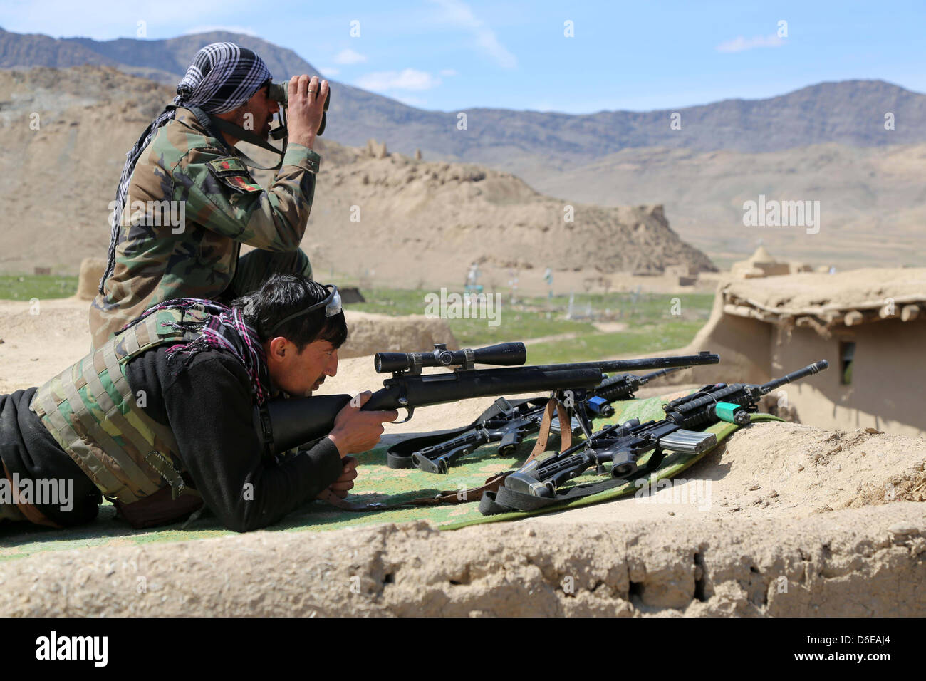 Eine afghanische Nationalarmee Scharfschützen-Team mit der 6. spezielle Operationen Kandak sorgt für Sicherheit während einer Clearing-Operation 25. März 2013 im Stadtteil Baraki Barak, Provinz Logar, Afghanistan. Stockfoto