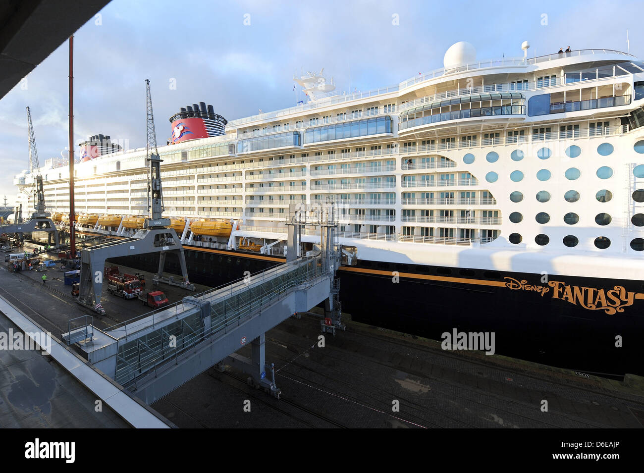 Das neue Kreuzfahrtschiff "Disney Fantasy" von der Meyer Werft in Papenburg gebaut ist die Columbuskaje in Bremerhaven, Deutschland, 24. Januar 2012 angekommen. Die 340 Meter lange werden Luxusschiff schließlich hier ausgestattet und die Disney-Werft am 9. Februar 2012 übernommen. Foto: INGO WAGNER Stockfoto