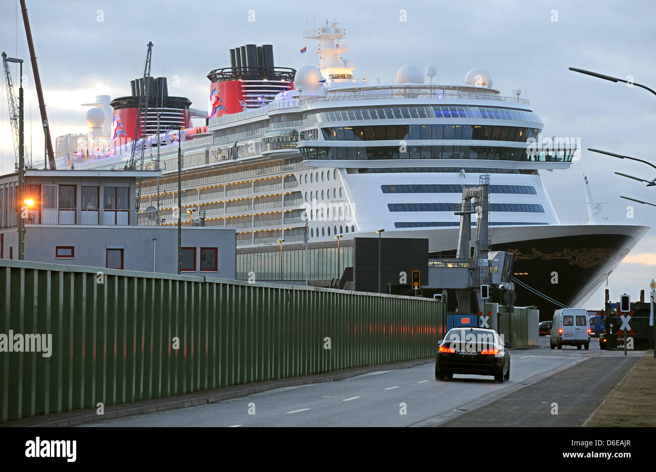 Das neue Kreuzfahrtschiff "Disney Fantasy" von der Meyer Werft in Papenburg gebaut ist die Columbuskaje in Bremerhaven, Deutschland, 24. Januar 2012 angekommen. Die 340 Meter lange werden Luxusschiff schließlich hier ausgestattet und die Disney-Werft am 9. Februar 2012 übernommen. Foto: INGO WAGNER Stockfoto