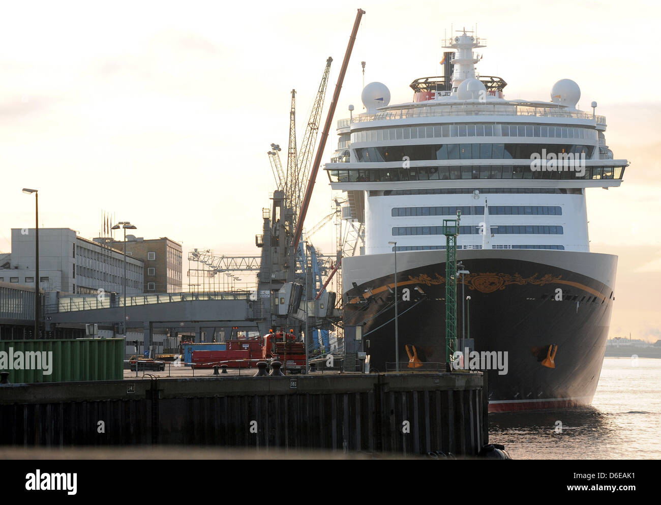 Das neue Kreuzfahrtschiff "Disney Fantasy" von der Meyer Werft in Papenburg gebaut ist die Columbuskaje in Bremerhaven, Deutschland, 24. Januar 2012 angekommen. Die 340 Meter lange werden Luxusschiff schließlich hier ausgestattet und die Disney-Werft am 9. Februar 2012 übernommen. Foto: INGO WAGNER Stockfoto