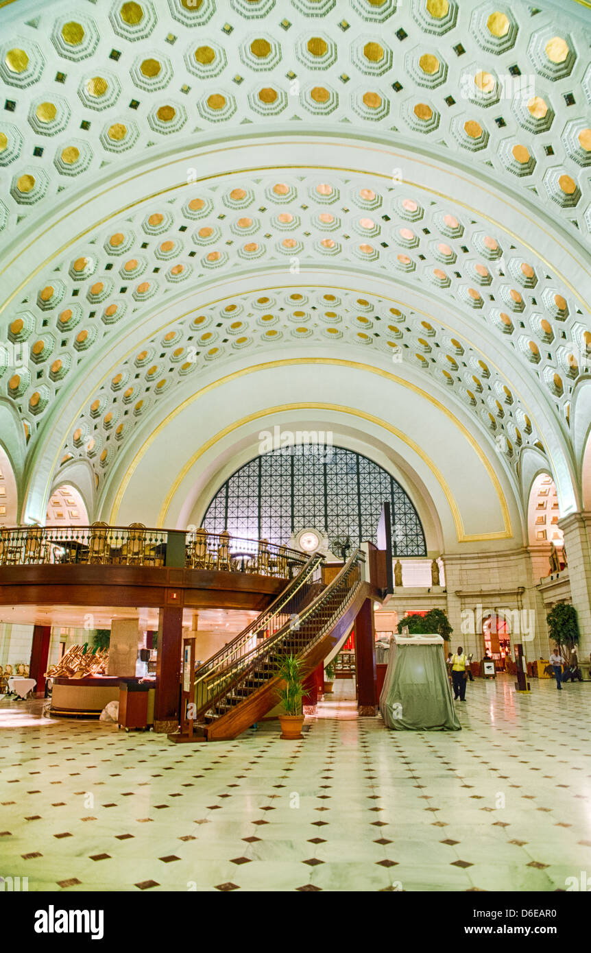 Innenansicht der Union Station in Washington, DC, USA, mit der historischen Haupthalle und dem Hallenbereich. Stockfoto