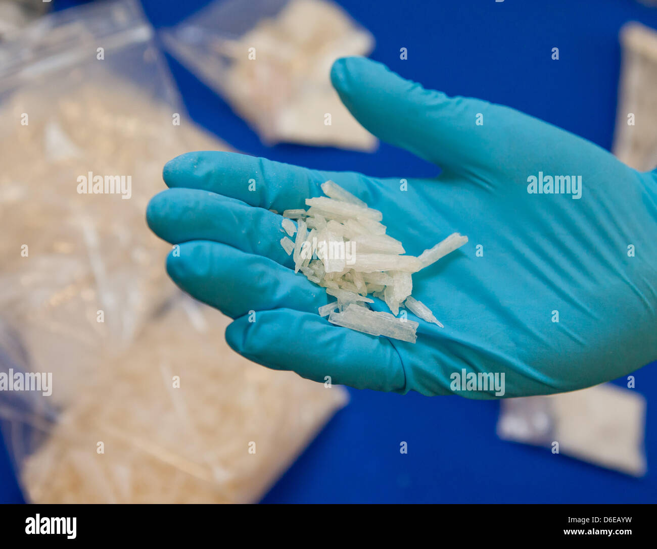 (DATEI) Eine Archivfoto vom 12. Januar 2012 zeigt Gewohnheiten Offizier halten beschlagnahmte Mengen der Droge Crystal Meth (Methamphetamin) an das Hauptzollamt in Nürnberg. Vergiftungszentrale in Erfurt ist besorgt über die steigenden Verteilung der Droge Crystal Meth in den neuen Bundesländern. Junge Menschen nutzen die synthetische Mode Droge Crystal Meth mehr ein Stockfoto