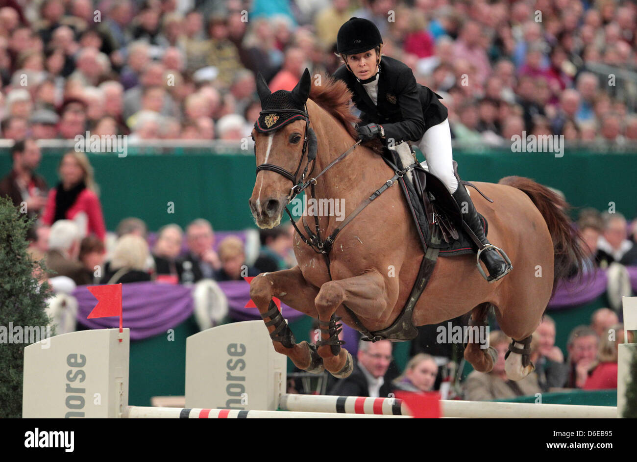 Der Australier Edwina Tops-Alexander überspringt eine Hürde auf Titus II bei den FEI World Cup Jumping in der neuen Messe in Leipzig, Deutschland, 22. Januar 2012. Foto: Jan Woitas Stockfoto