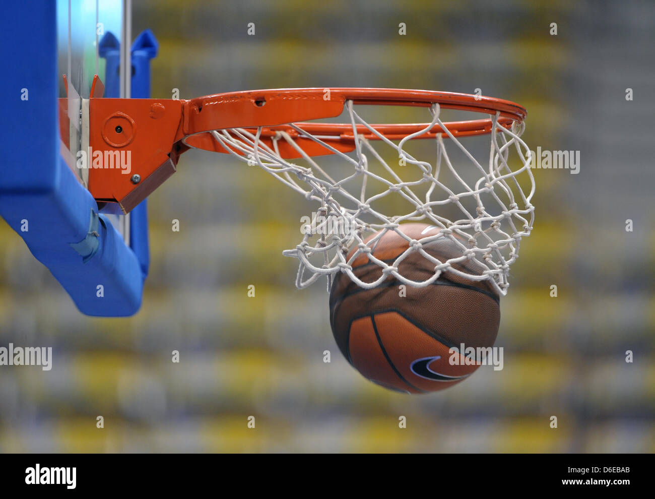 Ein Basketball fällt durch den Korb während des Eurocup Top 16-Spiels zwischen Alba Berlin und Lokomotiv Kuban Krasnodar in der O2 World in Berlin, Deutschland, 24. Januar 2012. Foto: Soeren Stache Stockfoto