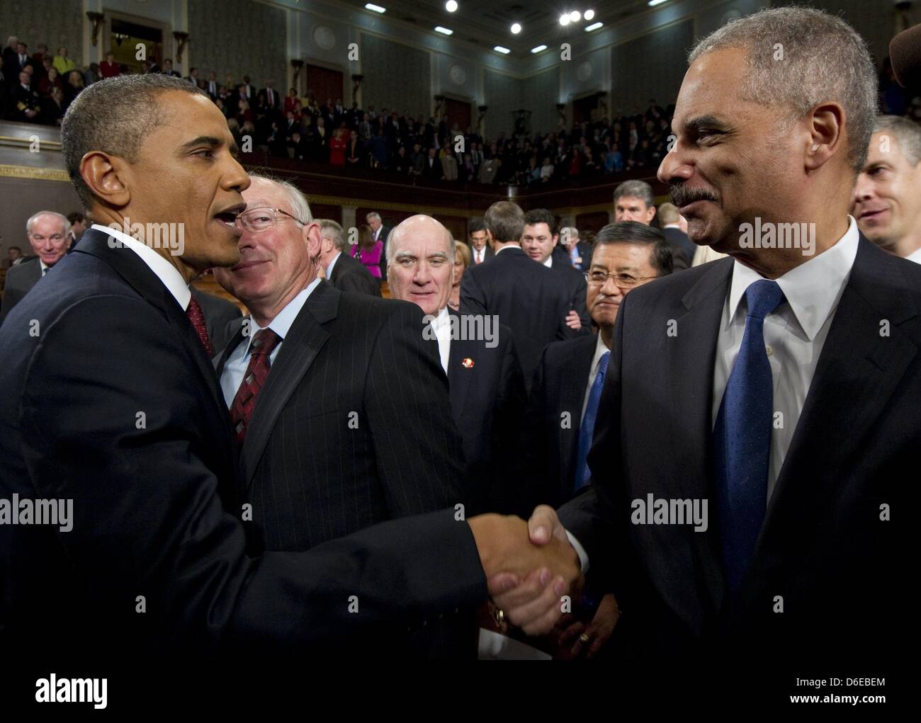 US-Präsident Barack Obama begrüßt U.S. Attorney General Eric Holder (R) Folllowing seine Rede zur Lage der Union vor einer gemeinsamen Sitzung des Kongresses bei Dienstag, 24. Januar 2012 auf dem Capitol Hill in Washington, DC. . Bildnachweis: Saul Loeb / Pool über CNP Stockfoto