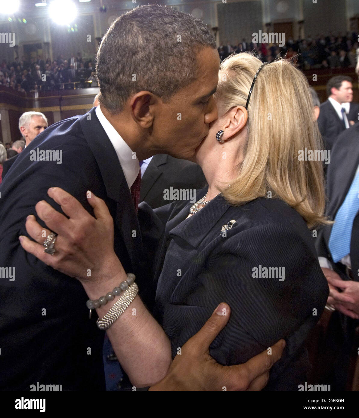 US-Präsident Barack Obama begrüßt USA Außenministerin Hillary Clinton nach seiner Rede zur Lage der Union vor einer gemeinsamen Sitzung des Kongresses auf Dienstag, 24. Januar 2012 an das US-Kapitol in Washington, DC. . Bildnachweis: Saul Loeb / Pool über CNP Stockfoto