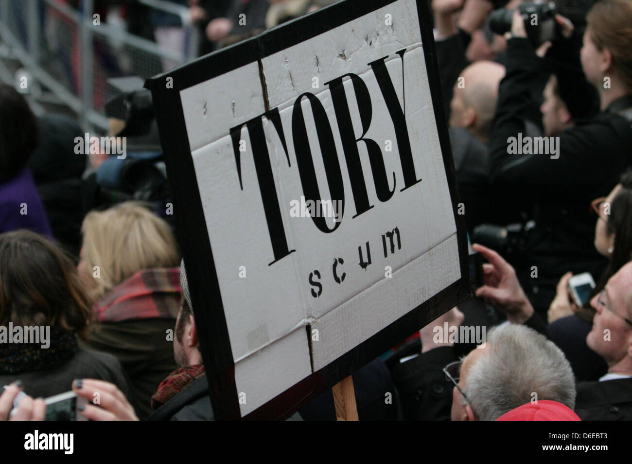 17. April 2013 London, UK. Demonstranten mit Plakat als Baroness Thatcher Trauerzug seinen Weg entlang der Fleet Street auf dem Weg zur St. Pauls Cathedral macht Stockfoto