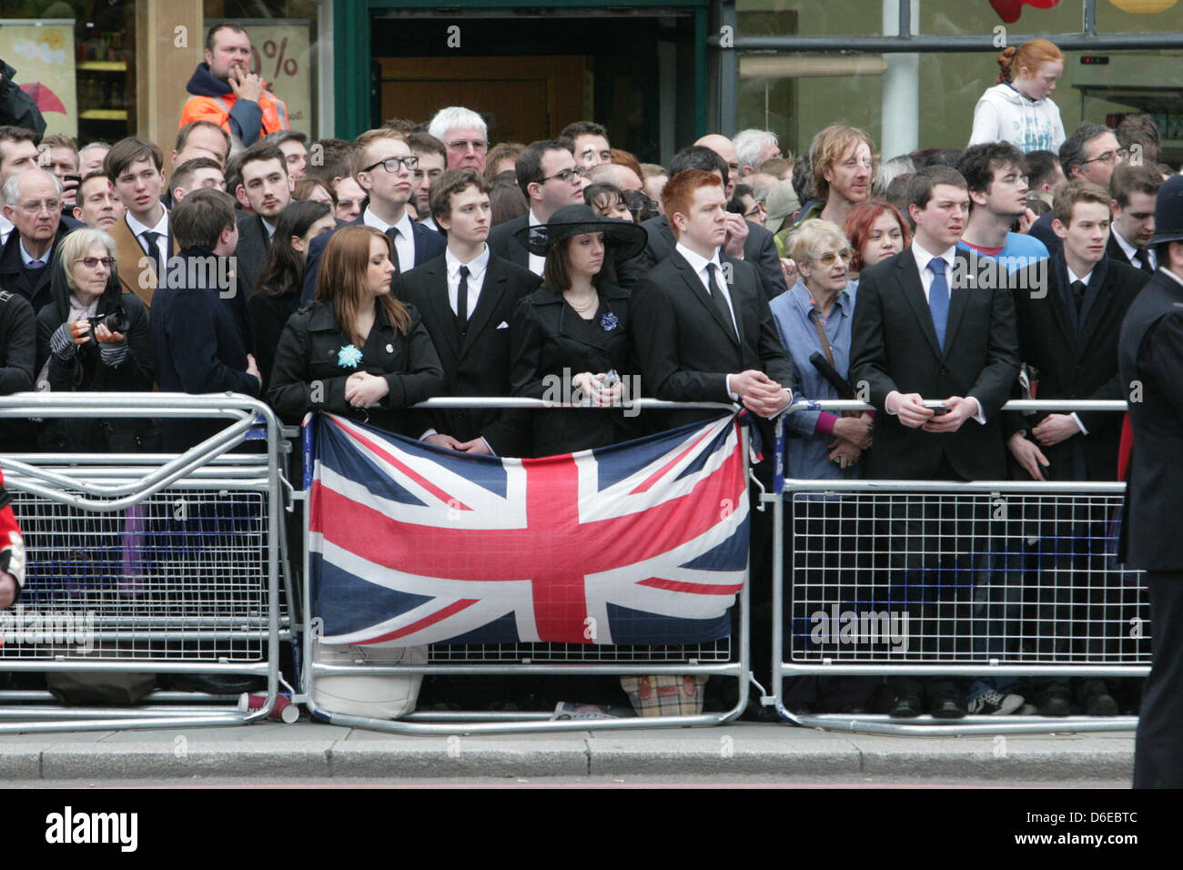 17. April 2013 London, UK. Unterstützer von Margaret Thatcher mit Kopf Union Flag Baroness Thatcher Trauerzug macht seinen Weg entlang der Fleet Street auf dem Weg zur St. Pauls Cathedral Stockfoto