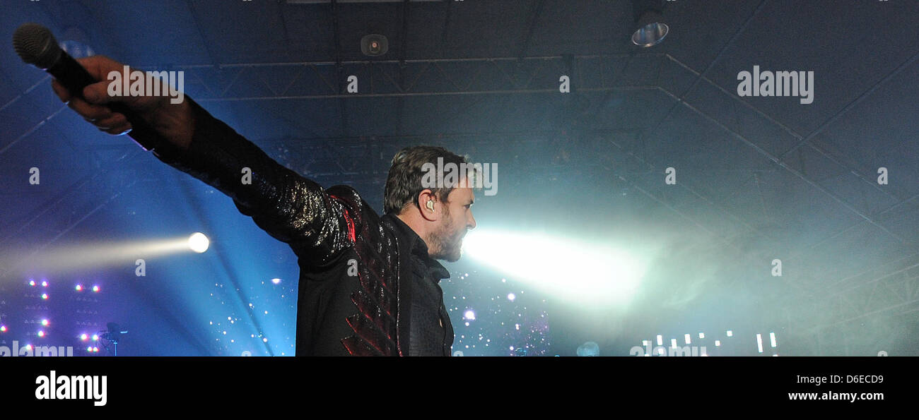 Der Sänger der britischen Rock-Pop-Band "Duran Duran", Simon Le Bon, führt mit seiner Band auf der Bühne, während das erste Konzert ihrer Deutschland-Tour in München, 24 Januar 2012. Duran Duran stellte ihr neues Album "Alles was Sie brauchen ist jetzt". Foto: Marc Müller Stockfoto