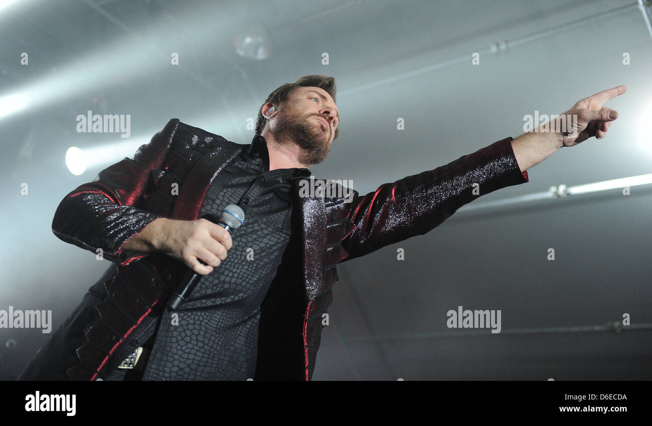 Der Sänger der britischen Rock-Pop-Band "Duran Duran", Simon Le Bon, führt mit seiner Band auf der Bühne, während das erste Konzert ihrer Deutschland-Tour in München, 24 Januar 2012. Duran Duran stellte ihr neues Album "Alles was Sie brauchen ist jetzt". Foto: Marc Müller Stockfoto