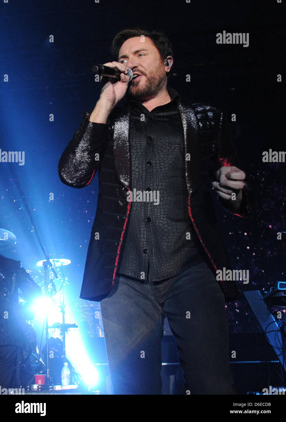 Der Sänger der britischen Rock-Pop-Band "Duran Duran", Simon Le Bon, führt mit seiner Band auf der Bühne, während das erste Konzert ihrer Deutschland-Tour in München, 24 Januar 2012. Duran Duran stellte ihr neues Album "Alles was Sie brauchen ist jetzt". Foto: Marc Müller Stockfoto