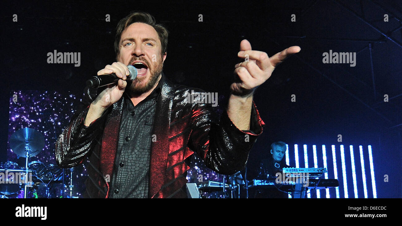 Der Sänger der britischen Rock-Pop-Band "Duran Duran", Simon Le Bon, führt mit seiner Band auf der Bühne, während das erste Konzert ihrer Deutschland-Tour in München, 24 Januar 2012. Duran Duran stellte ihr neues Album "Alles was Sie brauchen ist jetzt". Foto: Marc Müller Stockfoto