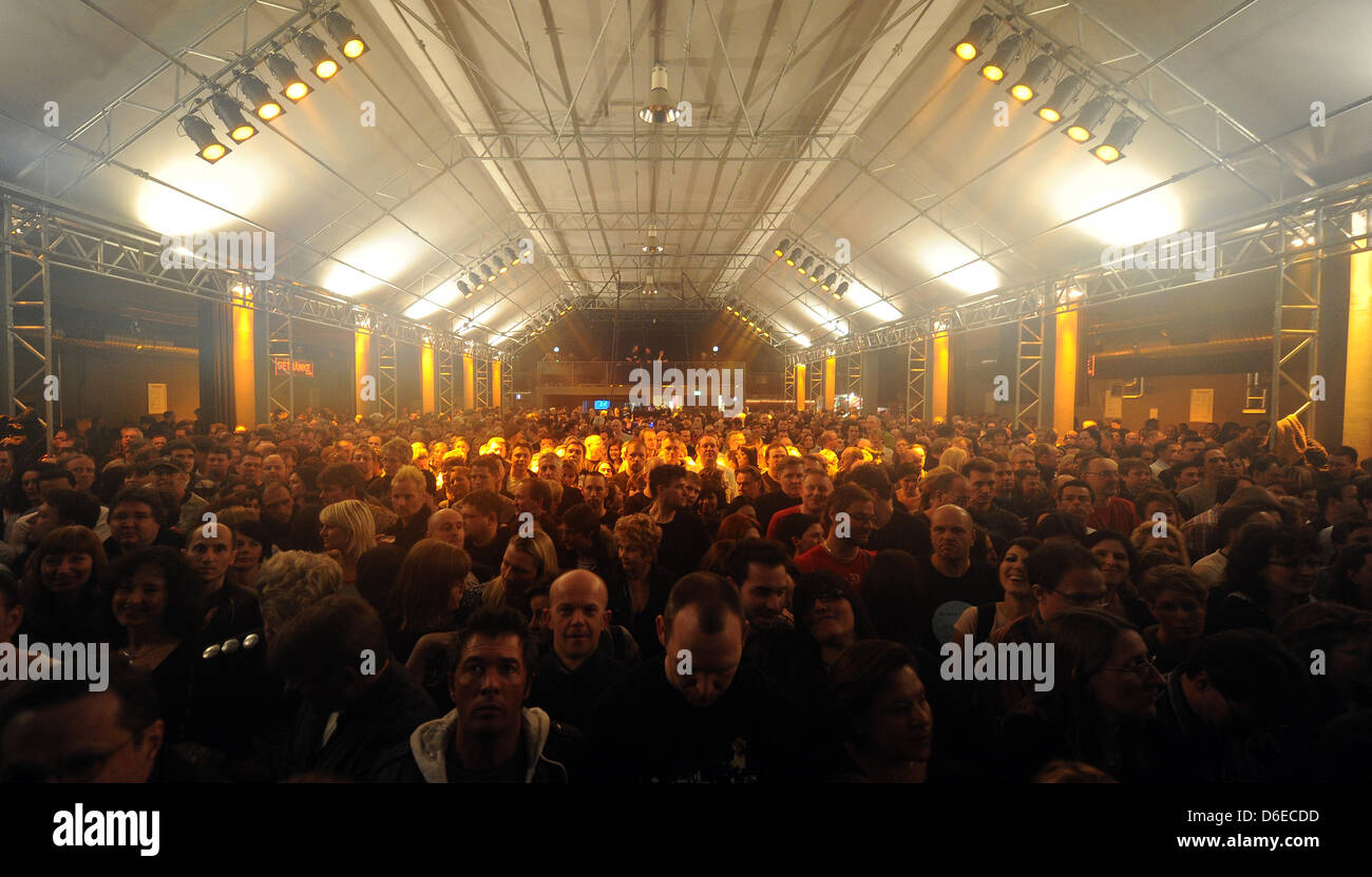 Fans und Konzertbesucher der britischen Rock-Pop-Band "Duran Duran" warten vor der Bühne auf der Bühne kurz vor dem Start des ersten Konzerts von Duran Deutschland-Tour in München, Deutschland, 24 Januar 2012. Duran Duran stellte ihr neues Album "Alles was Sie brauchen ist jetzt". Foto: Marc Müller Stockfoto
