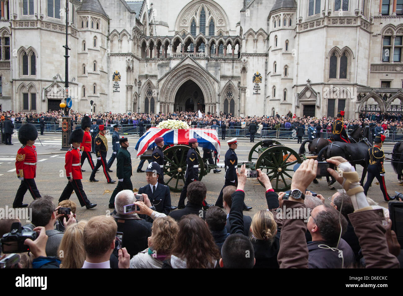 London, UK. 17. April 2013. Die feierliche Beerdigung des ehemaligen britischen Premierministers Baroness Thatcher, London, UK.  Menschenmassen Line-up, um die feierliche Beerdigung Baroness Thatcher weitergeben Fleet Street, London, UK zu sehen. Bildnachweis: Jeff Gilbert/Alamy Live-Nachrichten Stockfoto