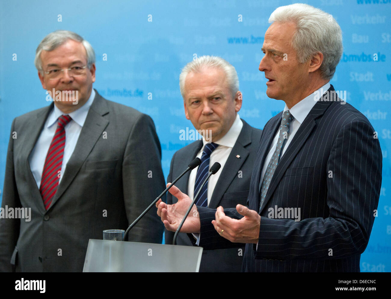 Präsident des Zentralverband der deutschen Bauindustrie, Thomas Bauer (L-R), CEO der Deutschen Bahn, Ruediger Grube und deutschen Verkehrsminister Peter Ramsauer (CSU) geben eine Pressekonferenz im Bundesministerium für Verkehr in Berlin, Deutschland, 17. April 2013. Die Reformkommission für Majjor Projekte zu ihrem ersten Treffen in Berlin zusammengekommen. Die Kommission beabsichtigt, Werkzeuge zur Vermeidung von Fehlentwicklungen und Kostenüberschreitungen bei großen Bauprojekten zu entwickeln. Foto: TIM BRAKEMEIER Stockfoto