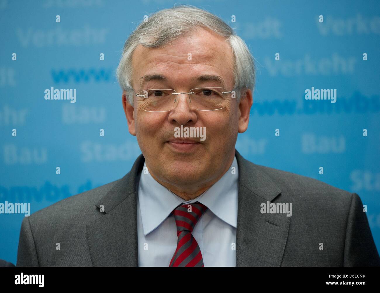 Präsident des Zentralverbandes der deutschen Bauindustrie, Thomas Bauer, gibt eine Pressekonferenz im Bundesministerium für Verkehr in Berlin, Deutschland, 17. April 2013. Die Reformkommission für Majjor Projekte zu ihrem ersten Treffen in Berlin zusammengekommen. Die Kommission beabsichtigt, Werkzeuge zur Vermeidung von Fehlentwicklungen und Kostenüberschreitungen bei großen Bauprojekten zu entwickeln. Foto: TIM BRAKEMEIER Stockfoto