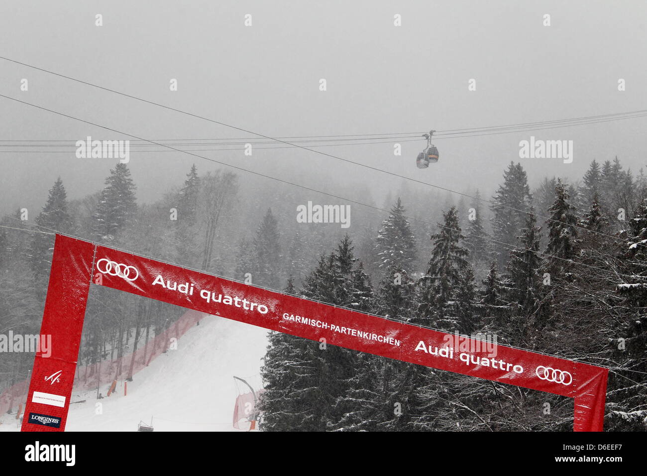 Vor den Herren downhill-Rennen der Kletterübungen Ski World Cup liegt die Kandahar-Strecke in Nebel in Garmisch-Partenkirchen, Deutschland, 28. Januar 2012. Foto: STEPHAN JANSEN Stockfoto