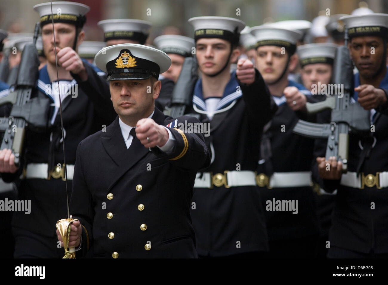 London, UK. 17. April 2013. Royal Navy Matrosen März vor der Beerdigung von Margaret Thatcher. Im Anschluß-Markierungsfahne drapiert und auf einer Lafette montiert, bewegt sich der Sarg des ehemaligen britischen Premierministers Baronin Margaret Thatcher Sarg entlang Fleet Street in Richtung St. Pauls Kathedrale in London, England. Gewährt einem feierlichen Begräbnis mit militärischen Ehren, nicht gesehen, seit dem Tod von Winston Churchill im Jahre 1965, erwarten Familie und 2.000 VIP-Gäste (inkl. Queen Elizabeth) ihr Gefolge. Bildnachweis: Richard Baker/Alamy Live-Nachrichten Stockfoto