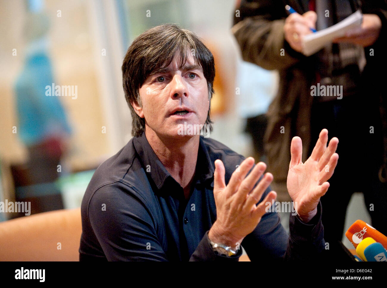 Fußball-Bundestrainer Joachim Löw Spricht bin Montag (30.01.2012) füttere Eines Pressegespräches Im Foyer Eines Hotels in München (Oberbayern). Würfel Nationalelf Kam Zwei Tage Lang in München Für TV-Spots Und Fotoaufnahmen Für die Europameisterschaft Zusammen. Foto: Andreas Gebert Dpa/Lby +++(c) Dpa - Bildfunk +++ Stockfoto