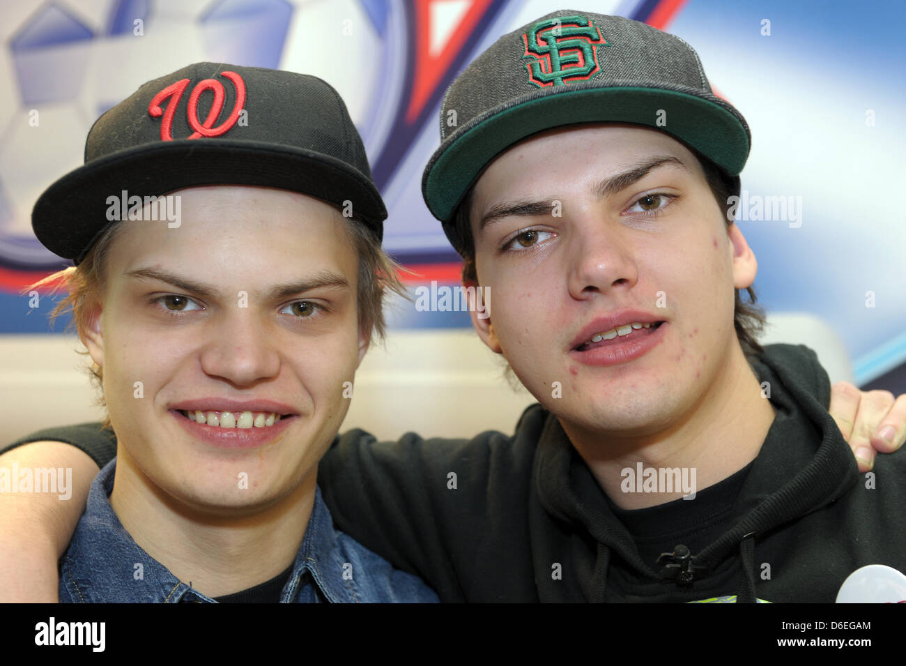 Söhne des deutschen Schauspielers Uwe Ochsenknecht, Wilson Gonzalez (L) und Jimi Blue Ochsenknecht, präsentieren die Goliath Toys Fußball-Spiel "Foooz" auf der 63. Internationalen Spielwarenmesse in Nürnberg, 31. Januar 2012. Bis 6. Februar 2012 werden einige 2,800 Aussteller ihre neuesten Produkte präsentieren. Foto: DAVID EBENER Stockfoto