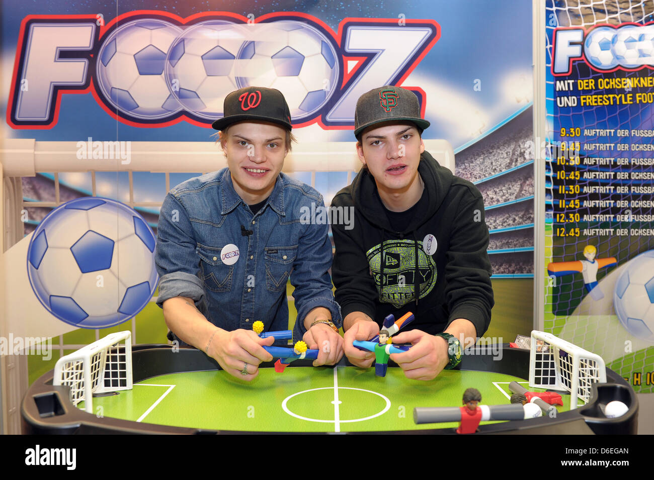 Söhne des deutschen Schauspielers Uwe Ochsenknecht, Wilson Gonzalez (L) und Jimi Blue Ochsenknecht, präsentieren die Goliath Toys Fußball-Spiel "Foooz" auf der 63. Internationalen Spielwarenmesse in Nürnberg, 31. Januar 2012. Bis 6. Februar 2012 werden einige 2,800 Aussteller ihre neuesten Produkte präsentieren. Foto: DAVID EBENER Stockfoto