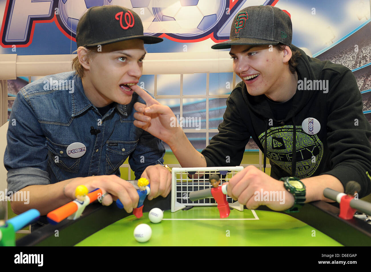 Söhne des deutschen Schauspielers Uwe Ochsenknecht, Wilson Gonzalez (L) und Jimi Blue Ochsenknecht, präsentieren die Goliath Toys Fußball-Spiel "Foooz" auf der 63. Internationalen Spielwarenmesse in Nürnberg, 31. Januar 2012. Bis 6. Februar 2012 werden einige 2,800 Aussteller ihre neuesten Produkte präsentieren. Foto: DAVID EBENER Stockfoto