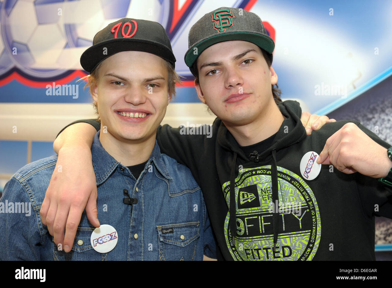 Söhne des deutschen Schauspielers Uwe Ochsenknecht, Wilson Gonzalez (L) und Jimi Blue Ochsenknecht, präsentieren die Goliath Toys Fußball-Spiel "Foooz" auf der 63. Internationalen Spielwarenmesse in Nürnberg, 31. Januar 2012. Bis 6. Februar 2012 werden einige 2,800 Aussteller ihre neuesten Produkte präsentieren. Foto: DAVID EBENER Stockfoto