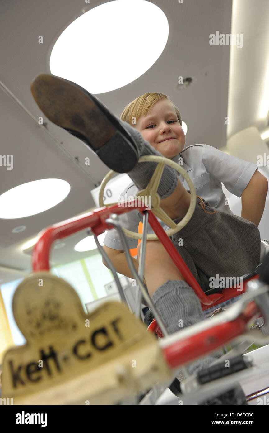 Finn (5) versucht man die erste Kettler Kettcars auf der 63. Internationalen Spielwarenmesse in Nürnberg, 31. Januar 2012. Bis 6. Februar 2012 werden einige 2,800 Aussteller ihre neuesten Produkte präsentieren. Foto: DAVID EBENER Stockfoto