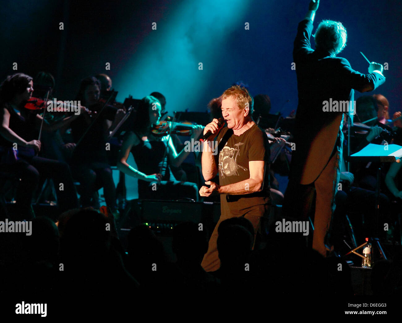 British-Deep-Purple-Sänger Ian Gillan führt auf der Bühne während des Konzerts "Rock meets Classic" in der Max-Schmeling-Halle in Berlin, Deutschland, 17. Januar 2012. Foto: Lutz Müller-Bohlen Stockfoto