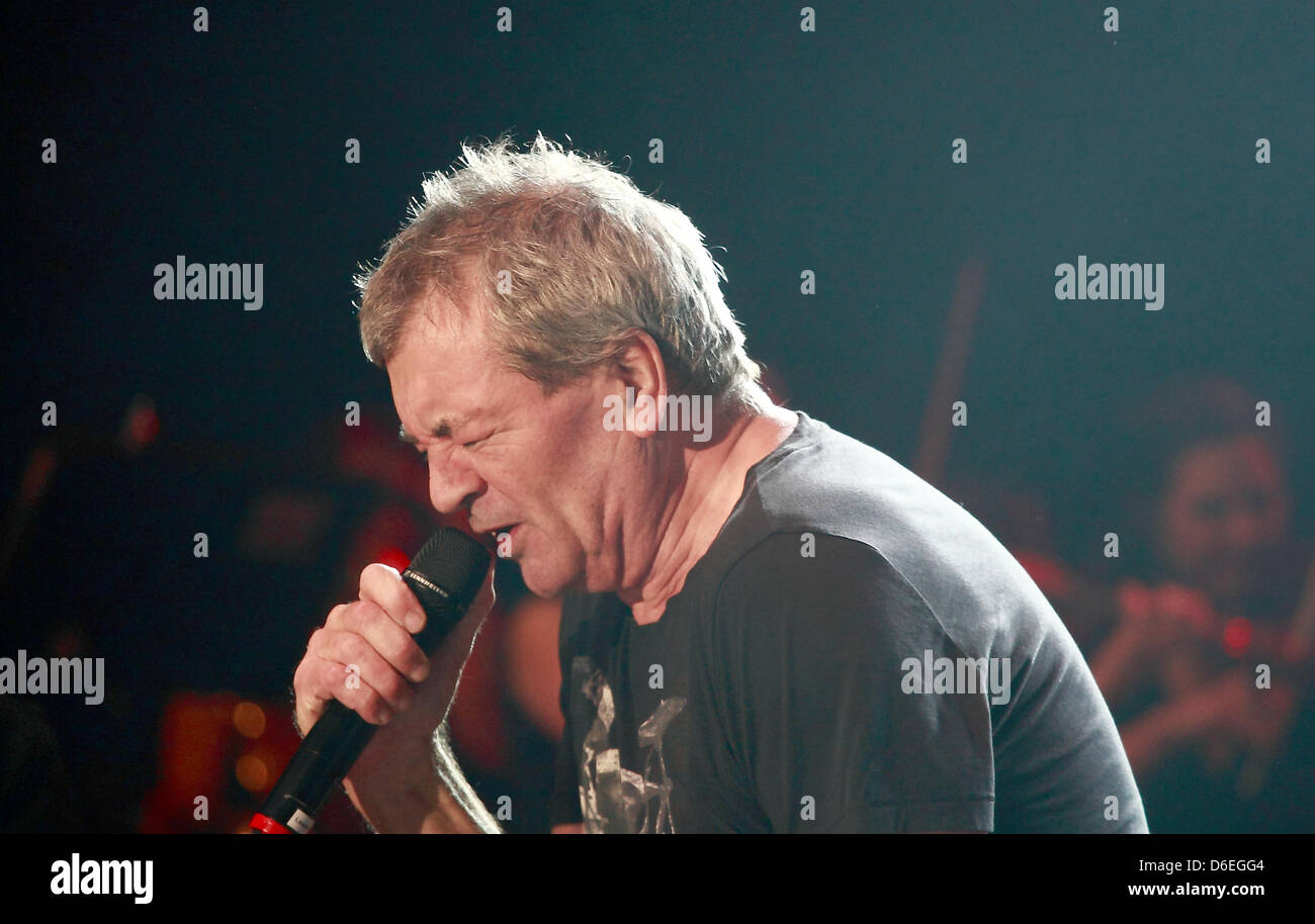 British-Deep-Purple-Sänger Ian Gillan führt auf der Bühne während des Konzerts "Rock meets Classic" in der Max-Schmeling-Halle in Berlin, Deutschland, 17. Januar 2012. Foto: Lutz Müller-Bohlen Stockfoto