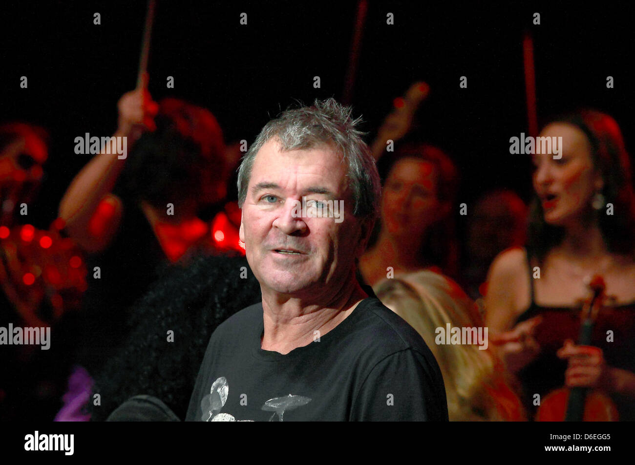 British-Deep-Purple-Sänger Ian Gillan führt auf der Bühne während des Konzerts "Rock meets Classic" in der Max-Schmeling-Halle in Berlin, Deutschland, 17. Januar 2012. Foto: Lutz Müller-Bohlen Stockfoto