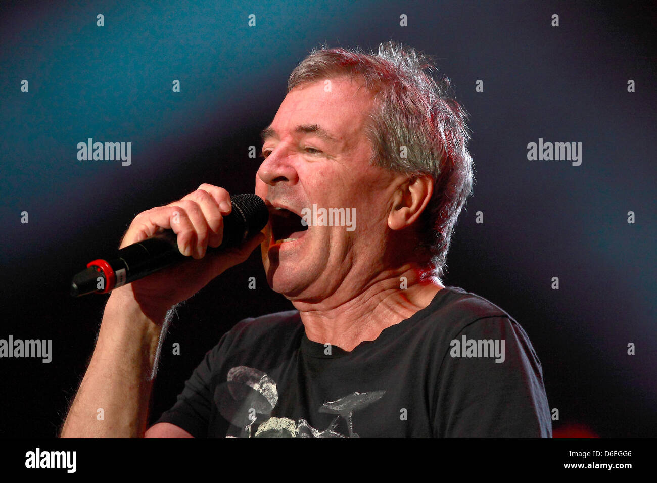 British-Deep-Purple-Sänger Ian Gillan führt auf der Bühne während des Konzerts "Rock meets Classic" in der Max-Schmeling-Halle in Berlin, Deutschland, 17. Januar 2012. Foto: Lutz Müller-Bohlen Stockfoto