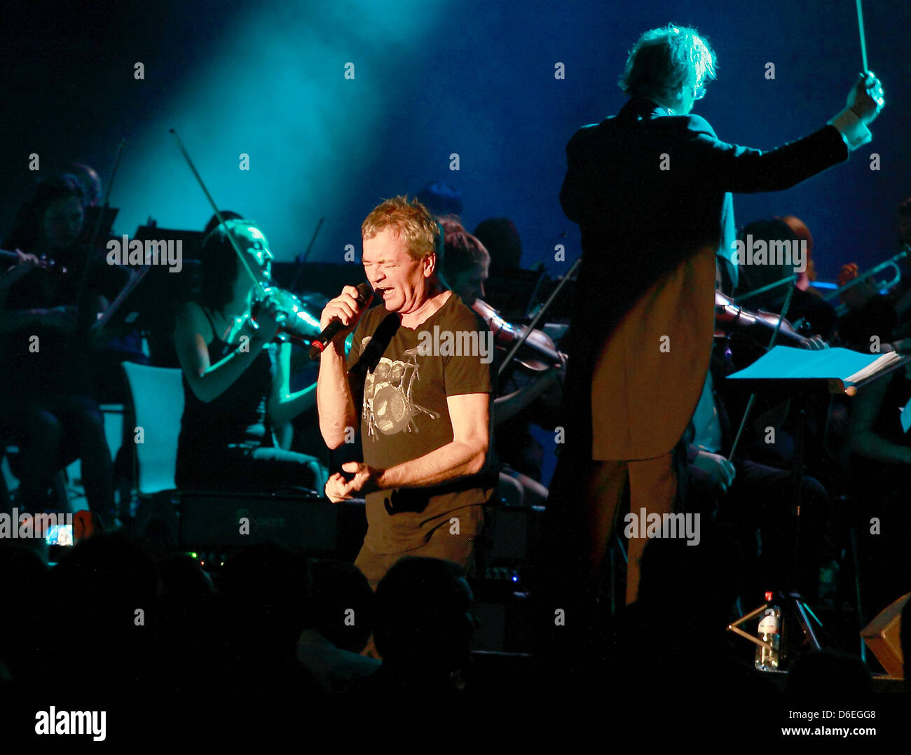 British-Deep-Purple-Sänger Ian Gillan führt auf der Bühne während des Konzerts "Rock meets Classic" in der Max-Schmeling-Halle in Berlin, Deutschland, 17. Januar 2012. Foto: Lutz Müller-Bohlen Stockfoto