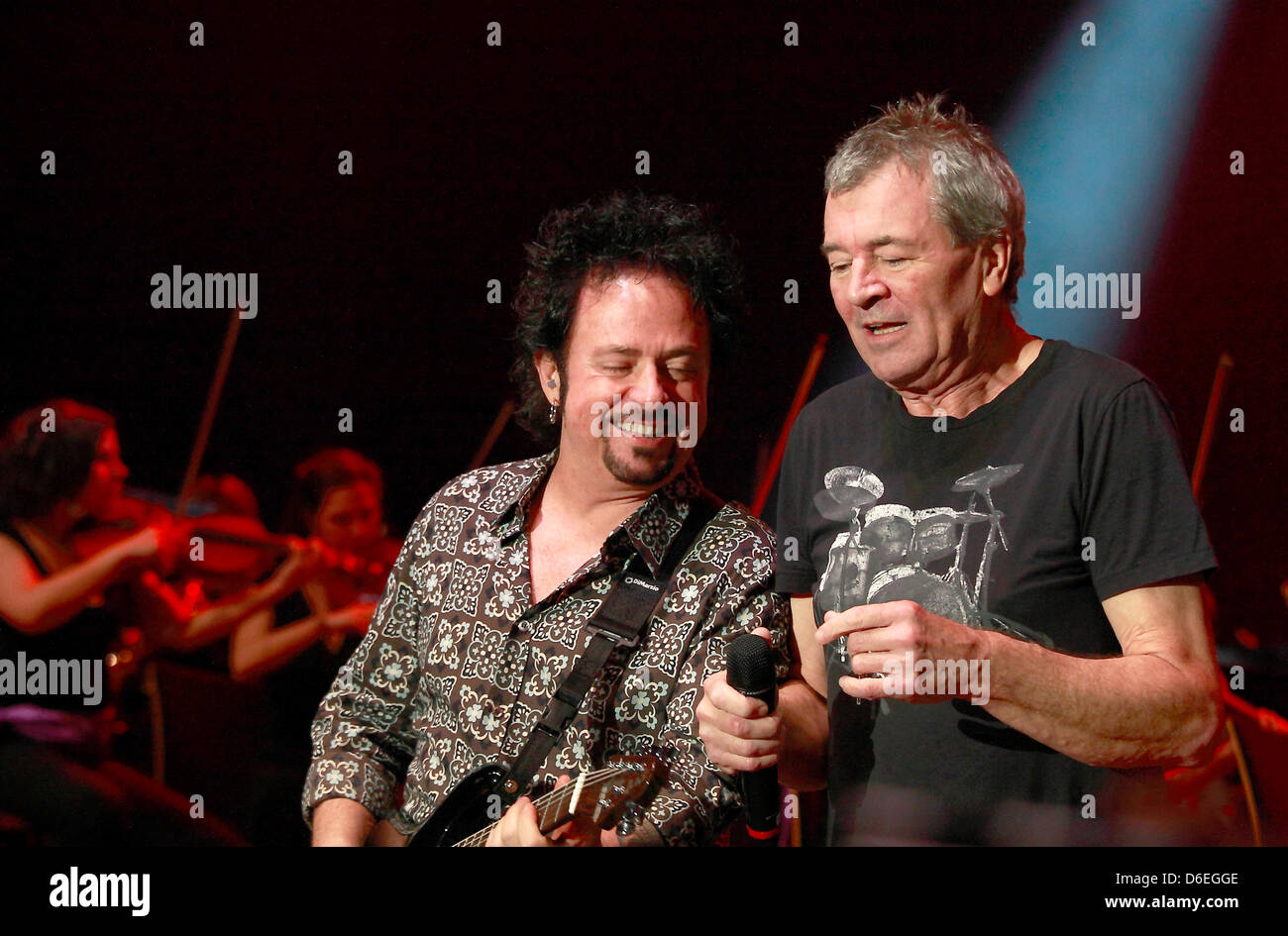Britische Deep Purple Sänger Ian Gillan (R) und Gitarristin der US-Band Toto Steve Lukather führen Sie auf der Bühne während des Konzerts "Rock meets Classic" in der Max-Schmeling-Halle in Berlin, Deutschland, 17. Januar 2012. Foto: Lutz Müller-Bohlen Stockfoto