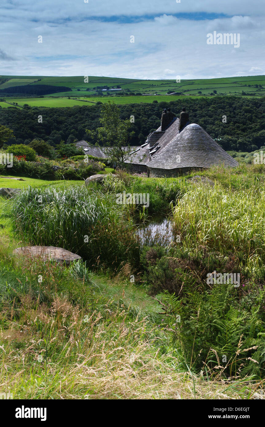 Blick über Ffald-y-Brenin mit Dach der Bienenstock Kapelle sichtbar über Teich. Stockfoto