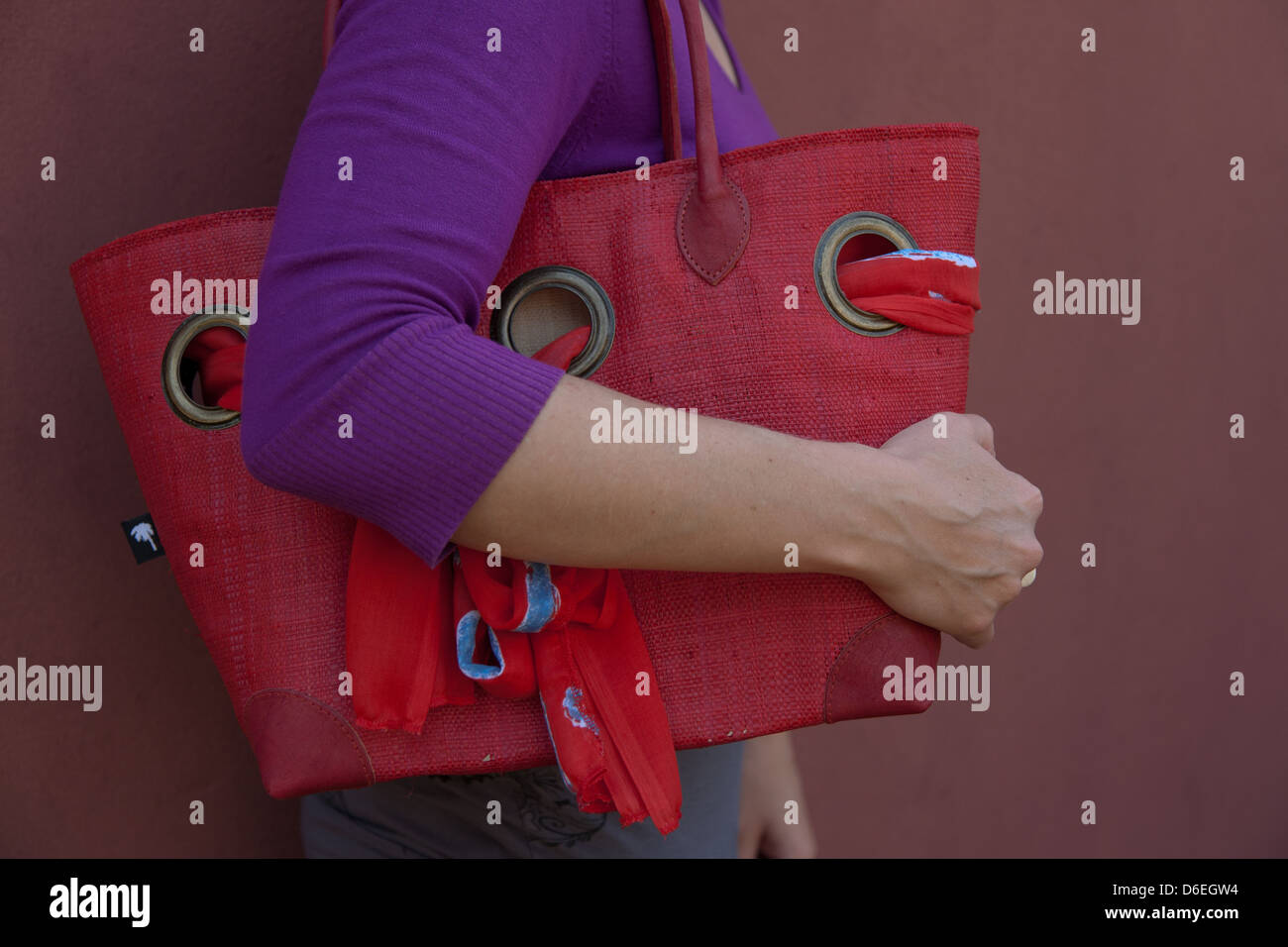 Rote Handtasche von Frau gehalten Stockfoto