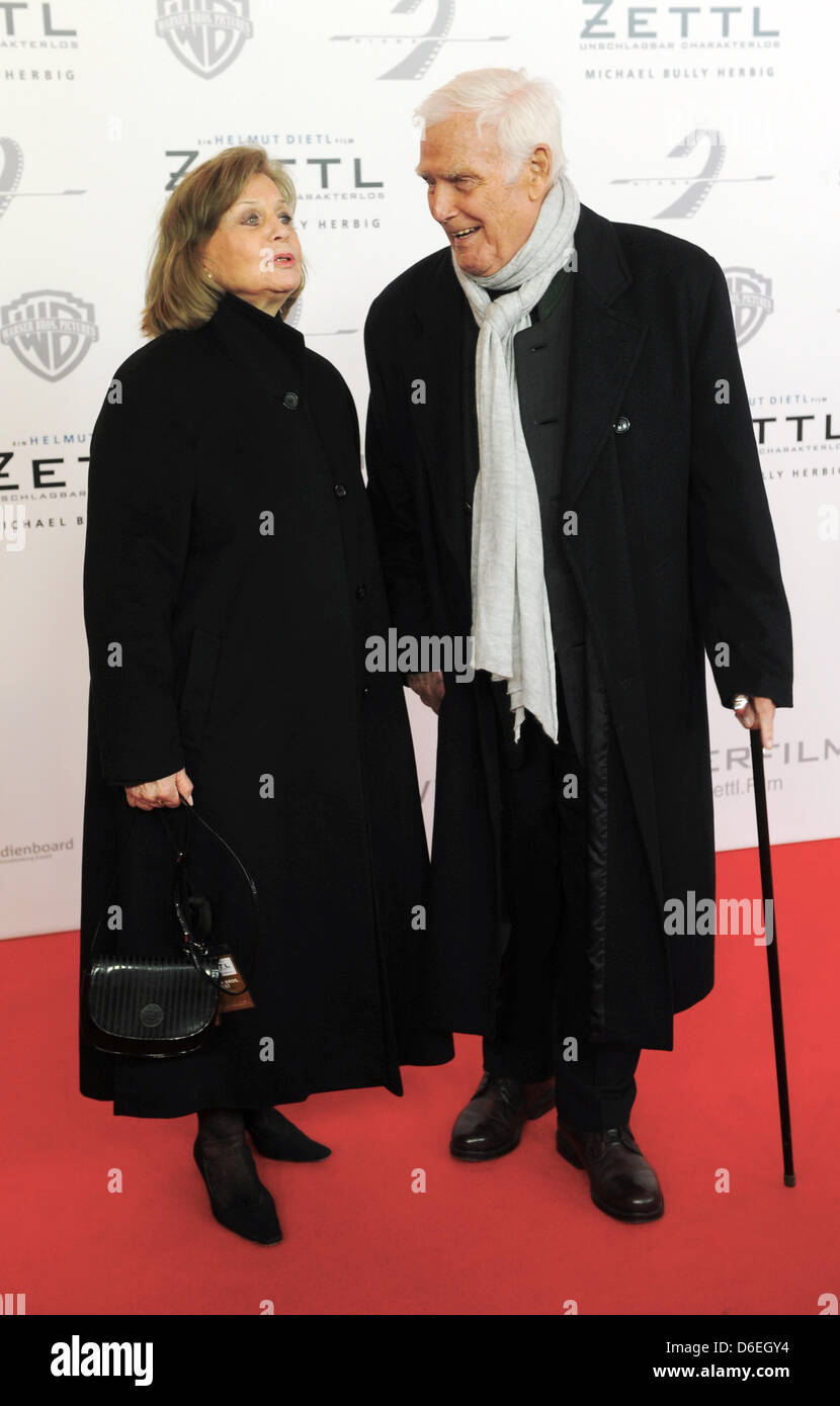 Schauspieler und Entertainer Joachim Fuchsberger und seine Frau Gundel besuchen die Premiere des Films "Zettl" im Mathaeser-Filmpalast in München, 31. Januar 2012. Der Film beginnt in den deutschen Kinos am 2. Februar 2012 zeigt. Foto: Tobias Hase Stockfoto