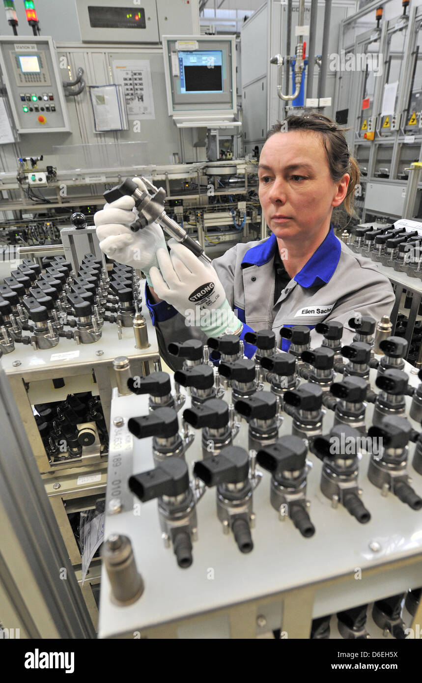 Ellen Sachs prüft einen PiezoInjektor für DieselEinspritzsysteme im