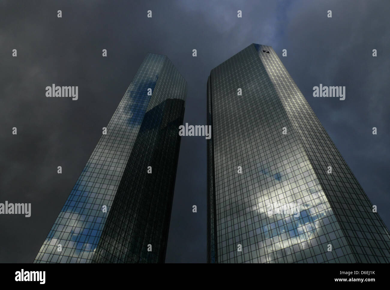 Datei - eine Archiv Bild datiert 17. Dezember 2011 zeigt dunkle Wolken über den Zwillingstürmen der Zentrale der Deutschen Bank in Frankfurt Main, Deutschland. Deutsche BAnk wird ihren Jahresabschluss für das letzte Jahr auf 2. Februar 2012 präsentieren. Foto: Arne Dedert Stockfoto