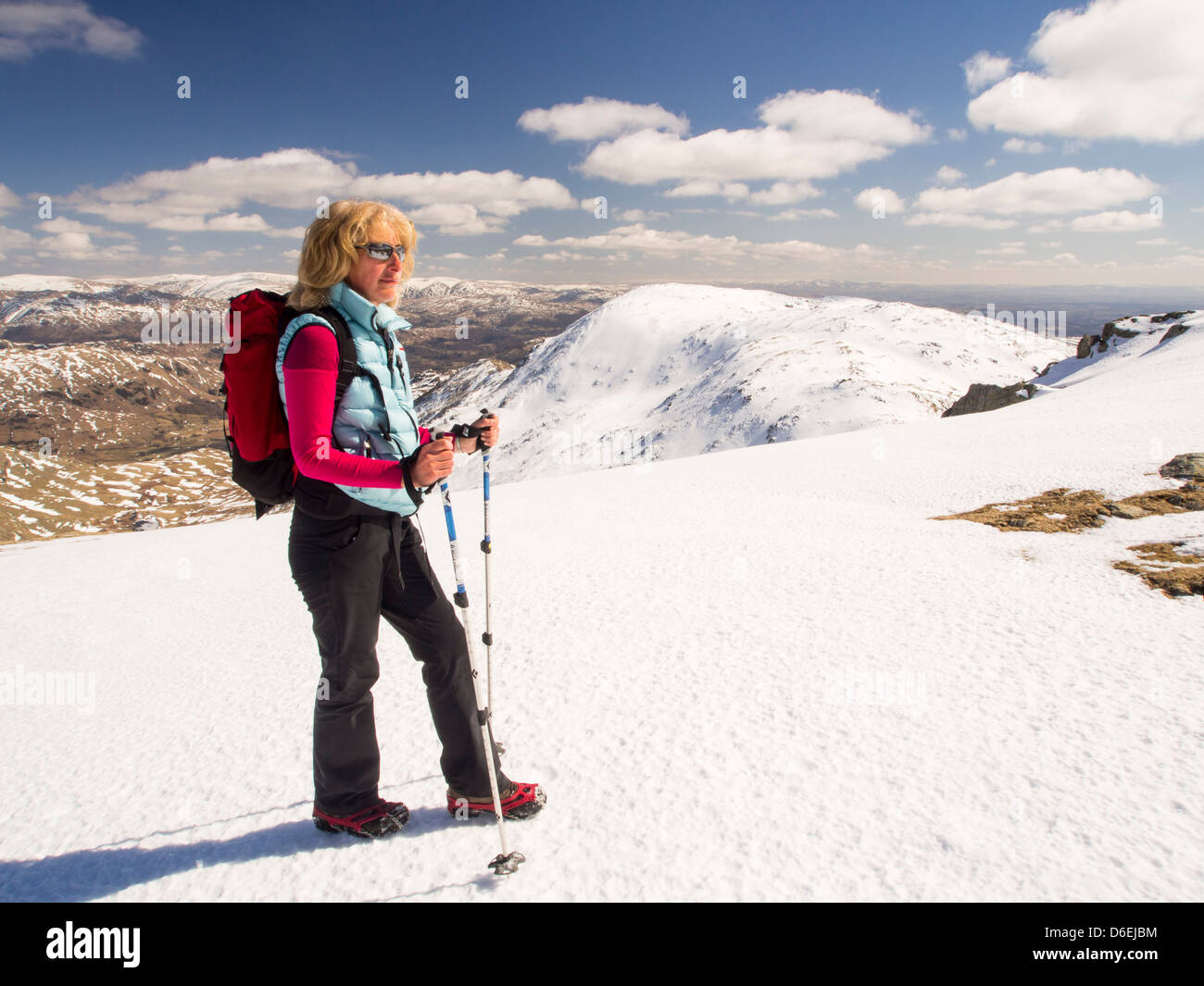 Eine Frau fiel Walker auf großen Torfgebieten Blick auf Wetherlam im Lake District, Cumbria, UK. Stockfoto