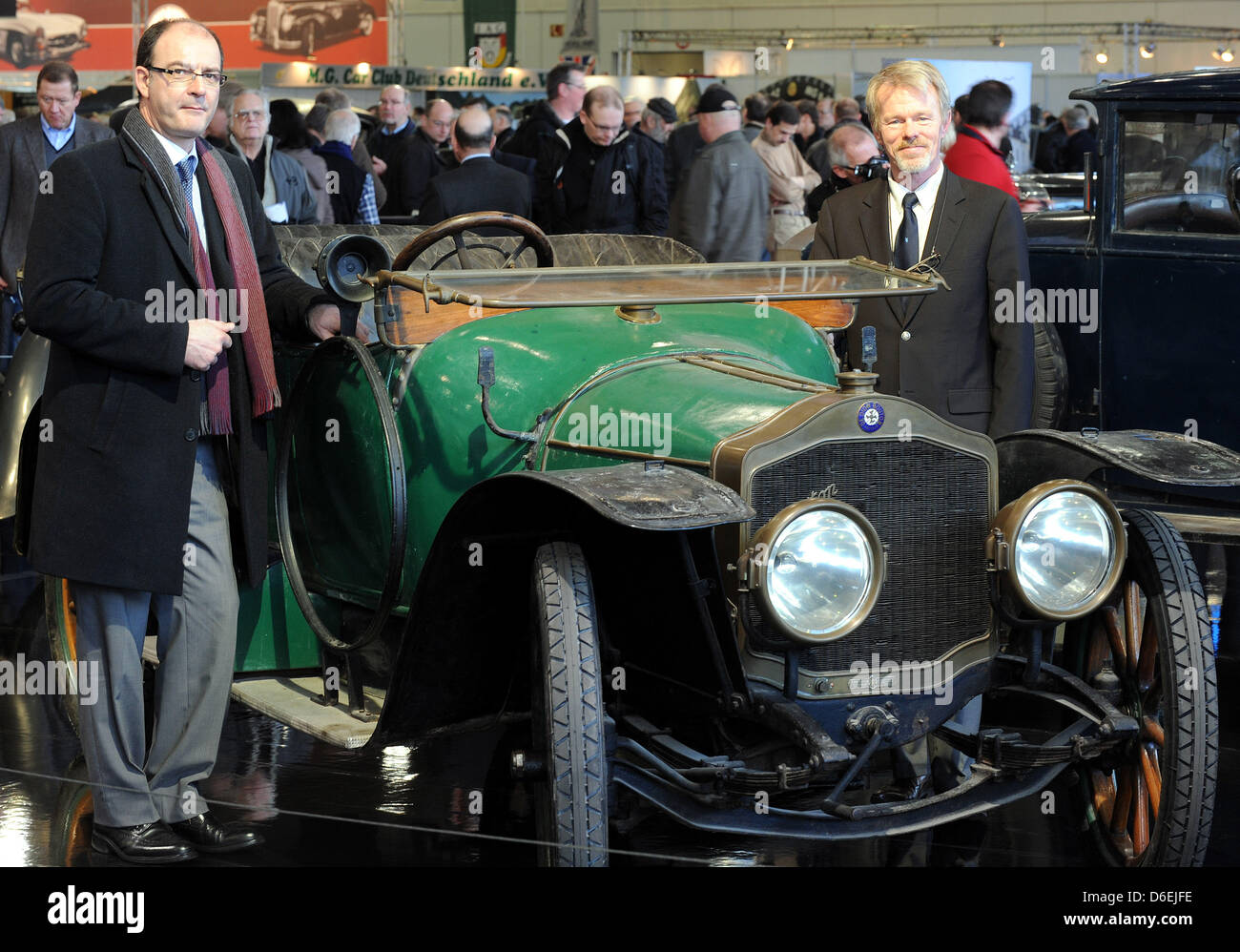 Regisseur Emmanuel Bacquet (L) und Leiter der Erhaltung, Richard Keller, aus dem Musée National de l ' Automobile in Mulhouse, stehen neben einem unrestaurierten De Dion-Bouton DX Torpedo aus dem Jahr 1913 auf der Classic Motorshow in Bremen, Deutschland, 3. Februar 2012. Insgesamt sind zehn dieser ursprünglichen Autos aus der Schlumpf-Sammlung Teil des zehnjährigen Jubiläums der Oldtimer-Show in Br Stockfoto