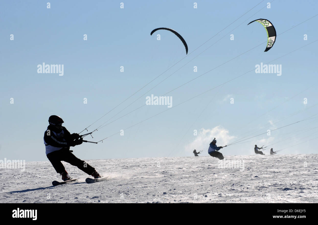 Snow-Kiter Surfen auf der Wasserkuppe in der Rhön Bergen, Deutschland, 4. Februar 2012. Bis 05 Frebruary 2012 finden hier die Snow-Kite-Championshios statt. Foto: UWE ZUCCHI Stockfoto