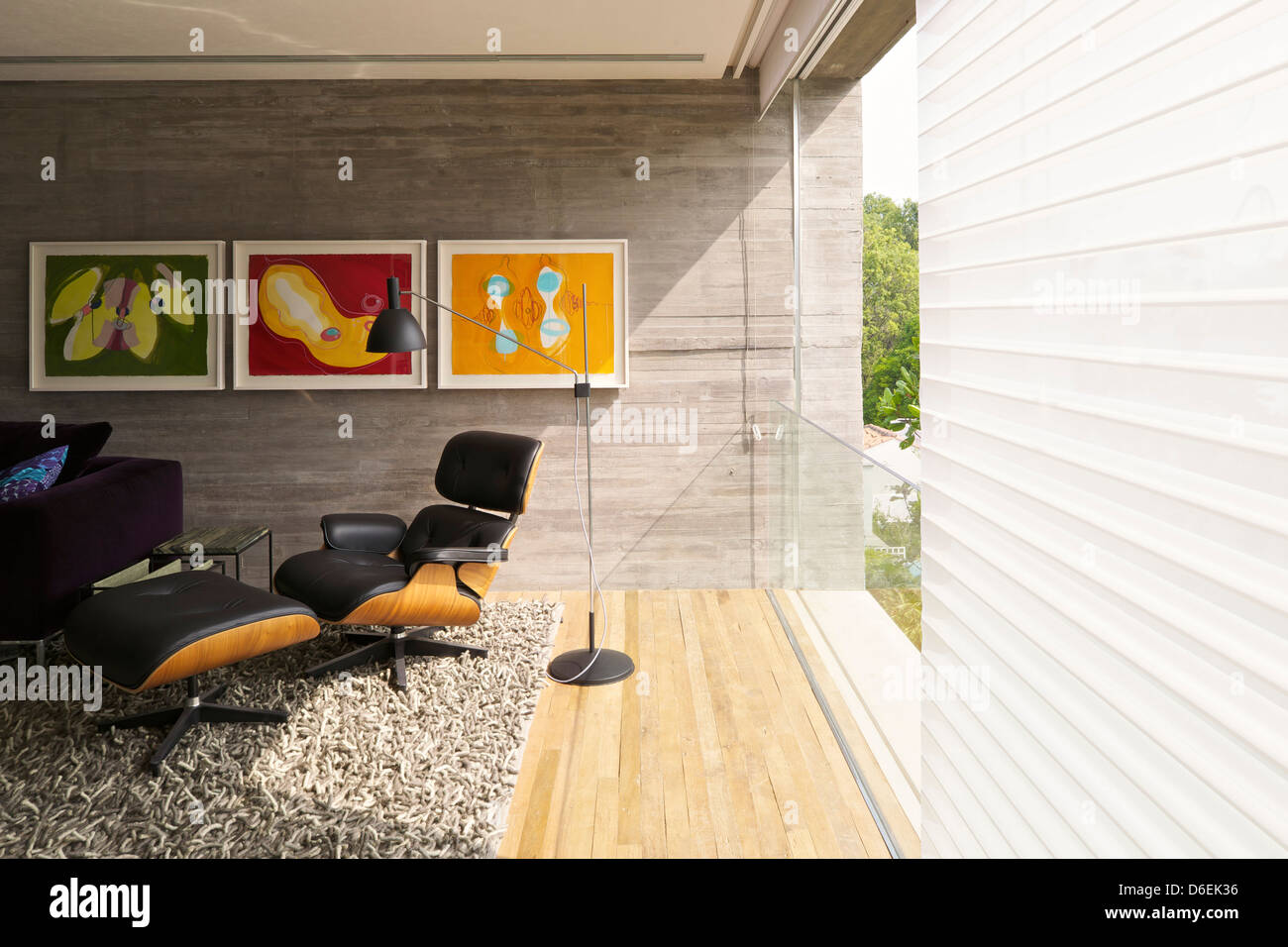 Casa Cubo, Sao Paulo, Brasilien. Architekt: Studio MK27 - Marcio Kogan, 2012. Ersten Stock Blick mit Eames Lounge Chair. Stockfoto