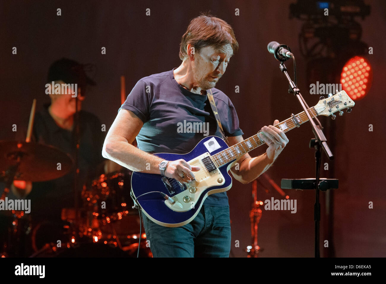 Chris Rea, britischer Sänger und Komponist, führt während der Kick-off Konzert für seine "The Santo Spirito Tour 2012" im CCH Congress Center in Hamburg, Deutschland, 3. Februar 2012. Foto: MARKUS SCHOLZ Stockfoto