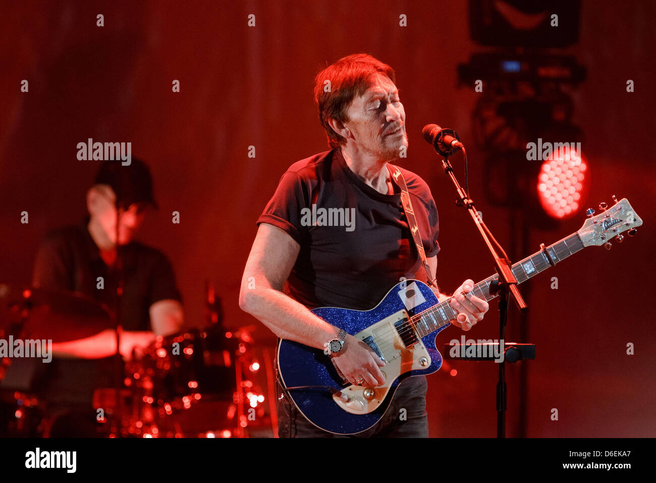 Chris Rea, britischer Sänger und Komponist, führt während der Kick-off Konzert für seine "The Santo Spirito Tour 2012" im CCH Congress Center in Hamburg, Deutschland, 3. Februar 2012. Foto: MARKUS SCHOLZ Stockfoto