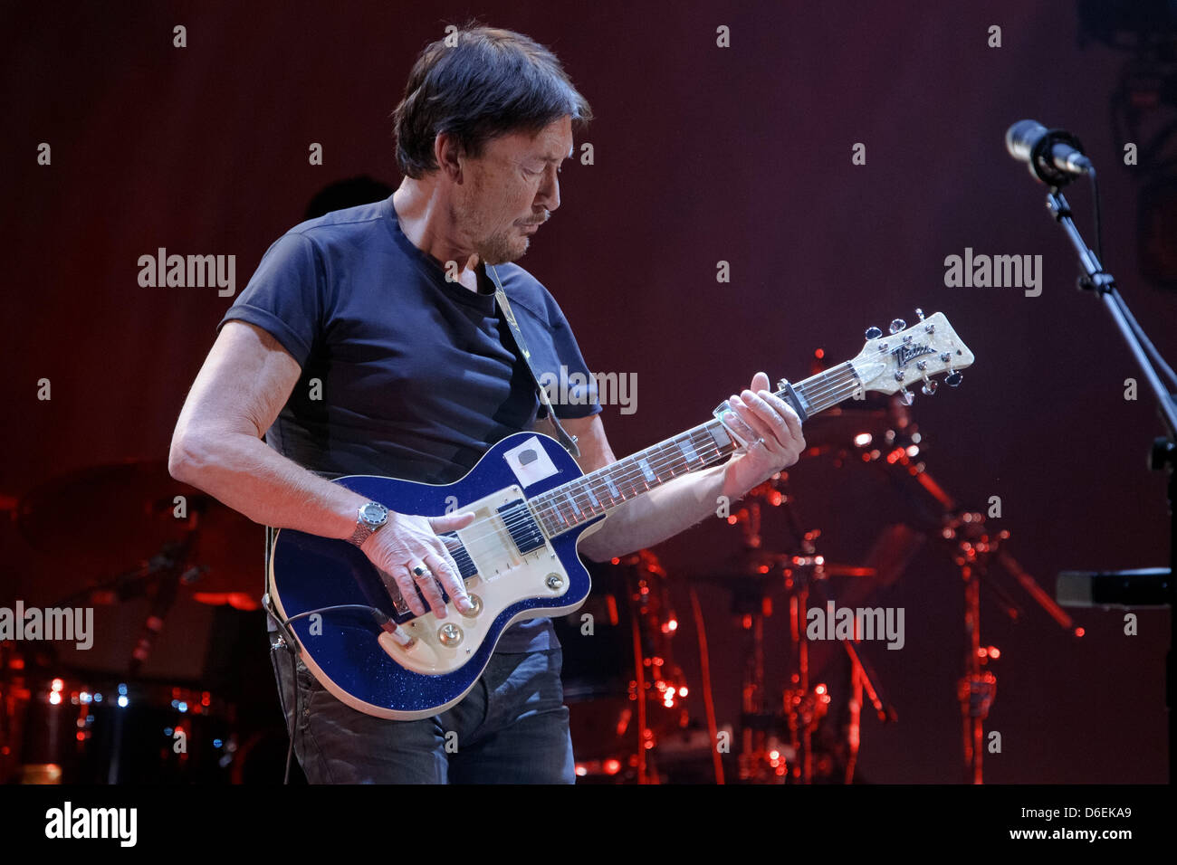 Chris Rea, britischer Sänger und Komponist, führt während der Kick-off Konzert für seine "The Santo Spirito Tour 2012" im CCH Congress Center in Hamburg, Deutschland, 3. Februar 2012. Foto: MARKUS SCHOLZ Stockfoto