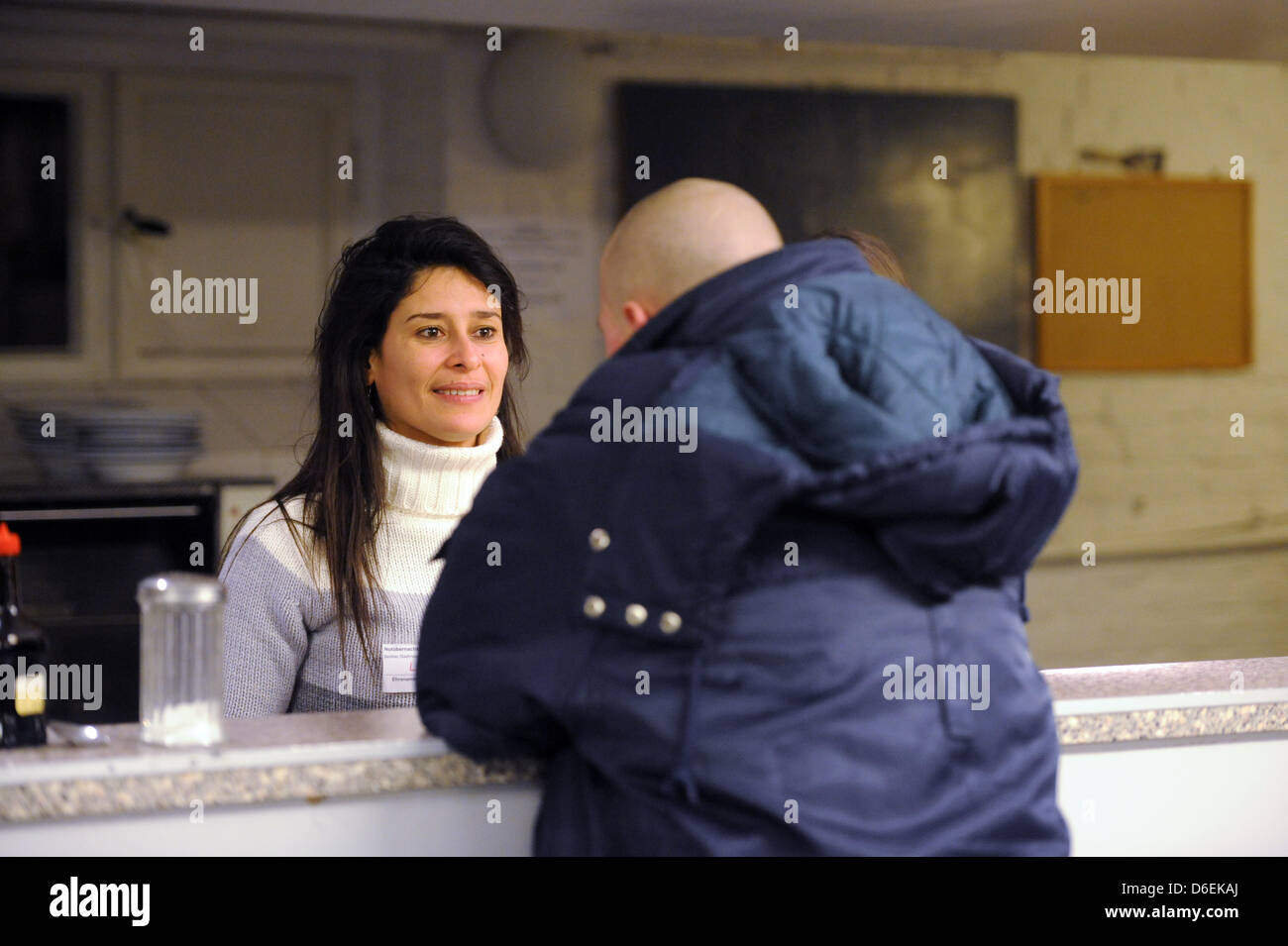 Ein Obdachloser Mann bekommt etwas zu Essen in der Stadtmission in Berlin, Deutschland, 3. Februar 2012. Die Notunterkunft in der Stadtmission am Hauptbahnhof meldet Rekordzahl von Menschen auf der Suche nach Hilfe durch die kalten Wintertemperaturen. Foto: Maurizio Gambarini Stockfoto